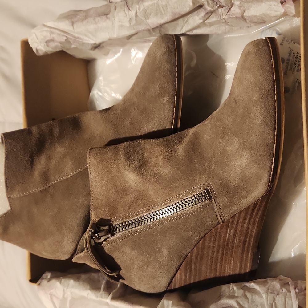 Jessica simpson,7.5,Dark tan